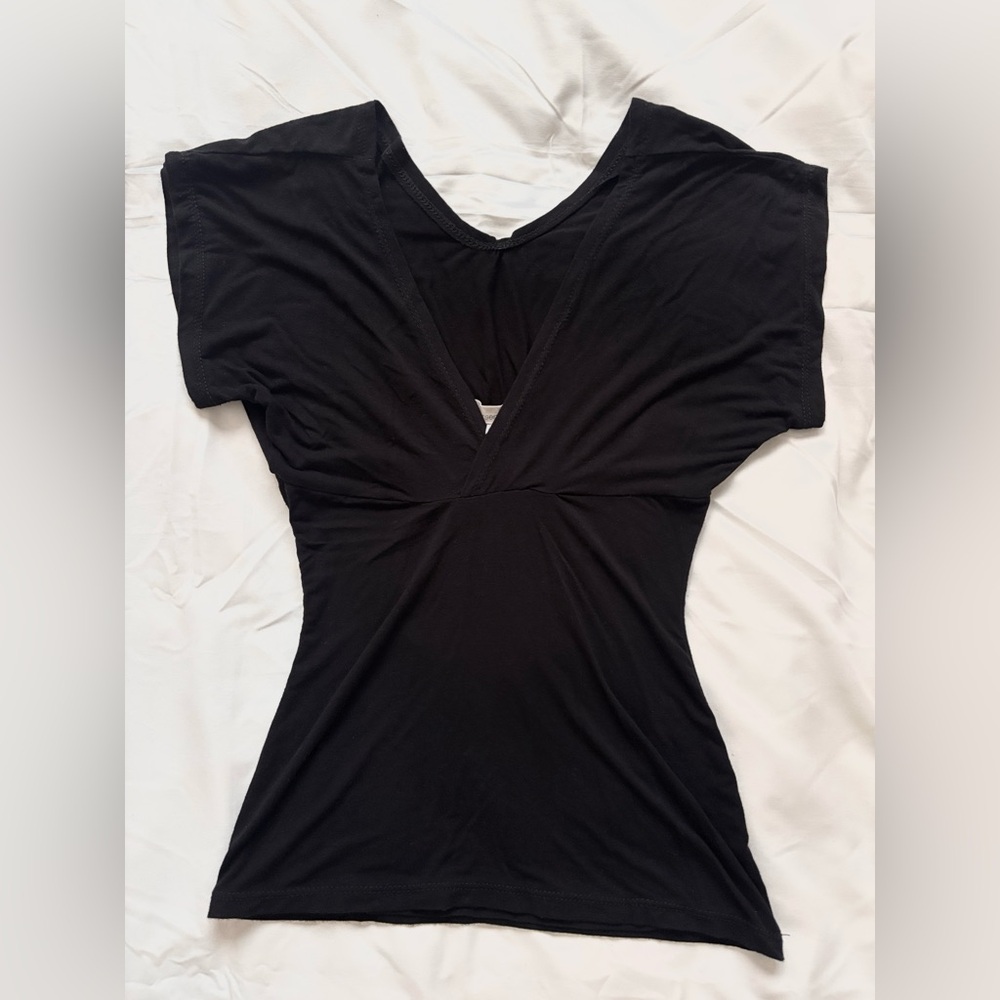 GYALTSEN EARTH ACROBAT TOP BLACK V NECK